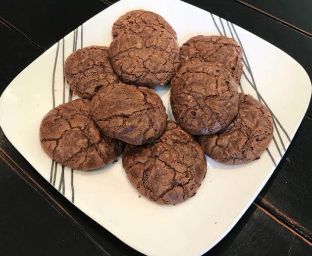 Συνταγή για πρωτότυπα και μοναδικά μπισκότα με γεύση brownies. Είναι τόσο λαχταριστά που θα τα φτιάξετε ξανά και ξανά.