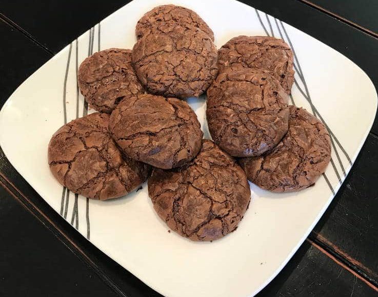 Συνταγή για πρωτότυπα και μοναδικά μπισκότα με γεύση brownies. Είναι τόσο λαχταριστά που θα τα φτιάξετε ξανά και ξανά.