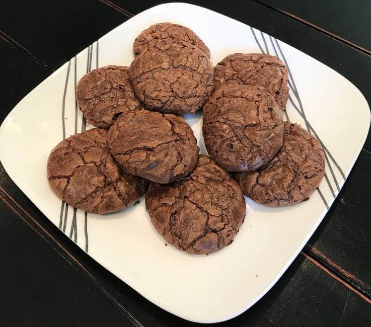 Συνταγή για πρωτότυπα και μοναδικά μπισκότα με γεύση brownies. Είναι τόσο λαχταριστά που θα τα φτιάξετε ξανά και ξανά.