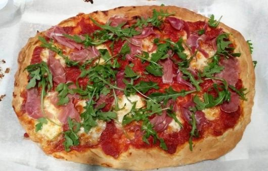 Συνταγή για Ιταλική αυθεντική πίτσα. Φτιάξτε την τραγανή πίτσα στο σπίτι με απλά υλικά και πολύ απλά βήματα.