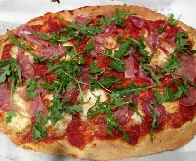 Συνταγή για Ιταλική αυθεντική πίτσα. Φτιάξτε την τραγανή πίτσα στο σπίτι με απλά υλικά και πολύ απλά βήματα.