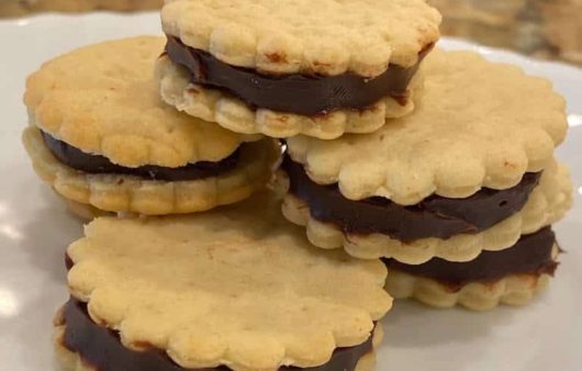 Συνταγή για σπιτικά γεμιστά μπισκότα! Σοκολατένια, τραγανά και απόλυτα γευστικά με υπέροχη χειροποίητη ζύμη.