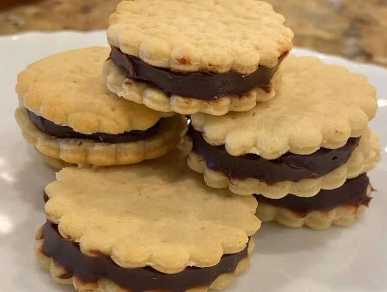 Συνταγή για σπιτικά γεμιστά μπισκότα! Σοκολατένια, τραγανά και απόλυτα γευστικά με υπέροχη χειροποίητη ζύμη.