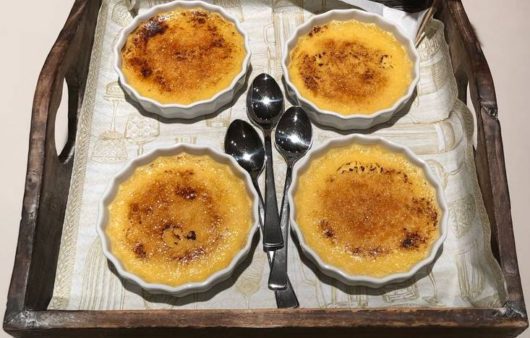 Συνταγή για την κλασική κρεμ μπρουλέ! Μοναδικό επιδόρπιο με φοβερά αρώματα και πλούσια γεύση. Θα σας μείνει σίγουρα αξέχαστο.