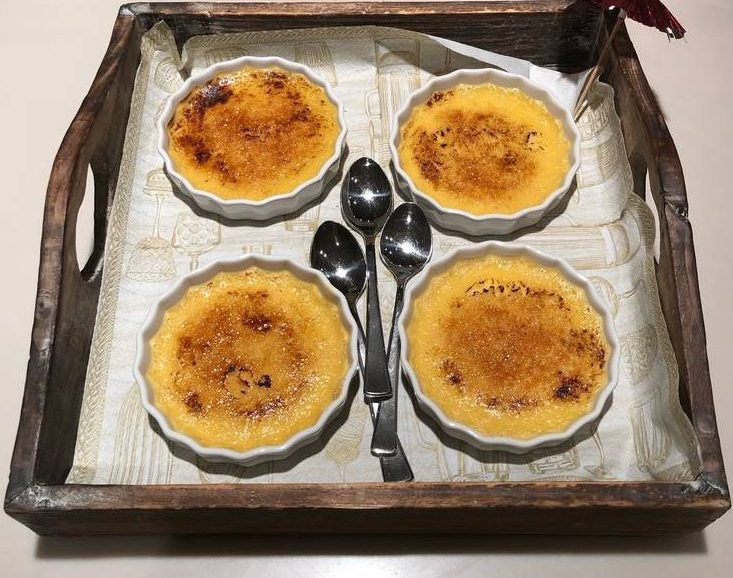 Συνταγή για την κλασική κρεμ μπρουλέ! Μοναδικό επιδόρπιο με φοβερά αρώματα και πλούσια γεύση. Θα σας μείνει σίγουρα αξέχαστο.