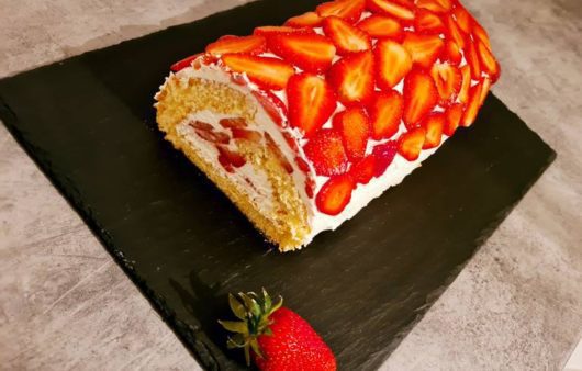 Συνταγή για ελβετικό ρολό φράουλας! Αφράτο, πεντανόστιμο και πολύ δημοφιλές ρολό με άρωμα φράουλας. Δοκιμάστε το!