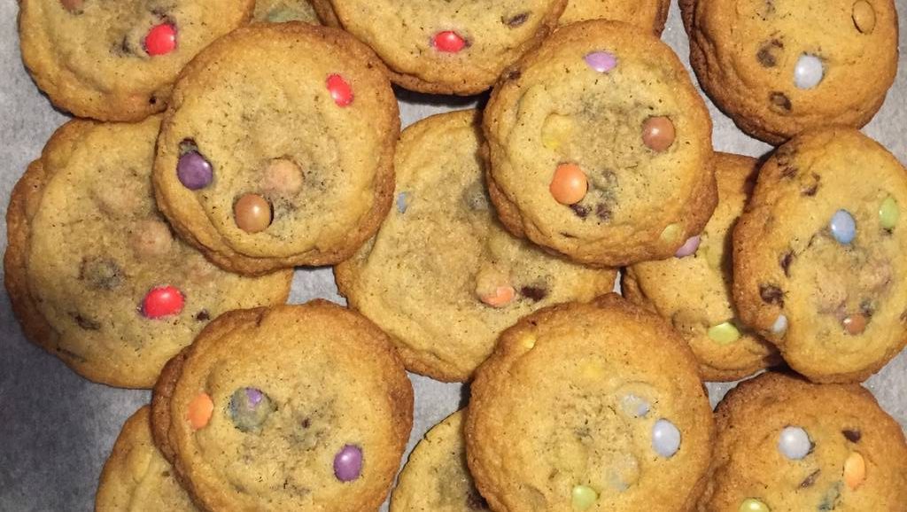 Συνταγή για πρωτότυπα μπισκότα με καραμέλες m&m's. Τραγανά με άκρως μοναδική γεύση. Φτιάξτε τα μαζί με τα παιδιά σας.