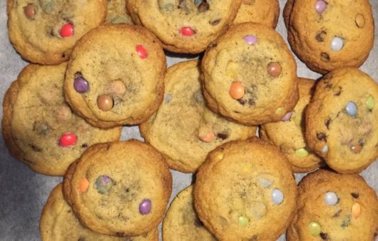 Συνταγή για πρωτότυπα μπισκότα με καραμέλες m&m's. Τραγανά με άκρως μοναδική γεύση. Φτιάξτε τα μαζί με τα παιδιά σας.