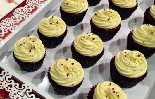 Συνταγή για red velvet cupcakes! Αφράτα και ζουμερά cupcakes με μοναδική κρέμα με άρωμα βανίλιας για frosting.