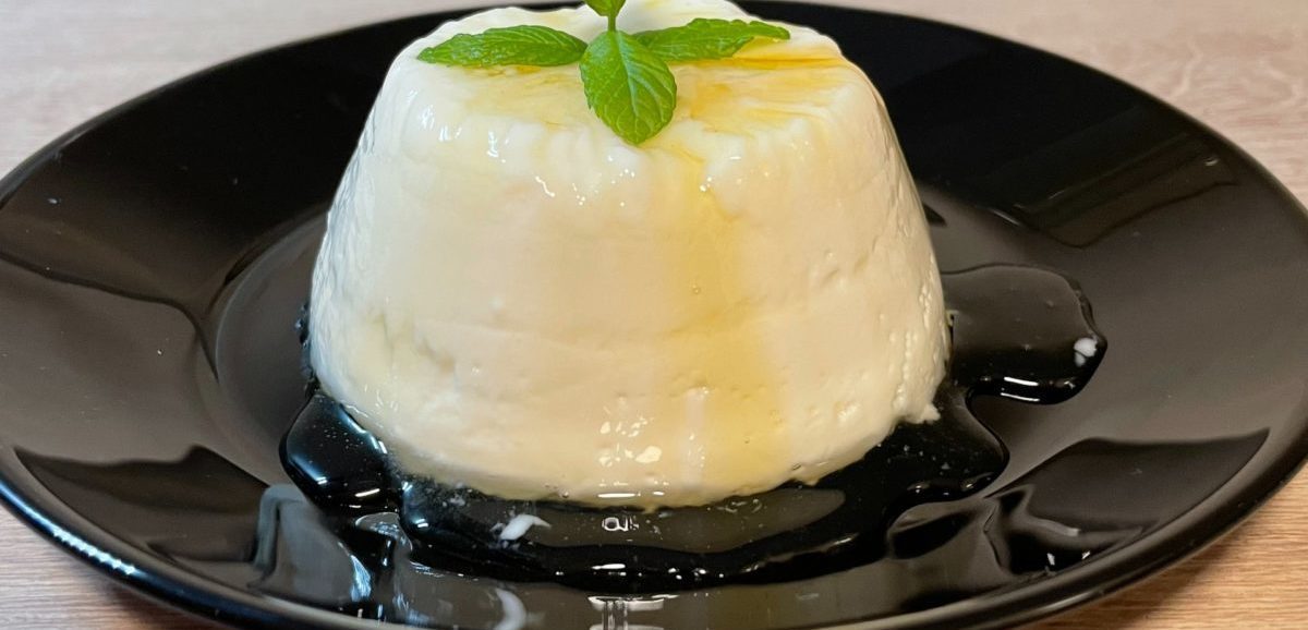 Συνταγή για την κλασική πανακότα. Το ιδανικό επιδόρπιο με πλούσιο άρωμα βανίλιας που ταιριάζει για όλες τις ώρες.