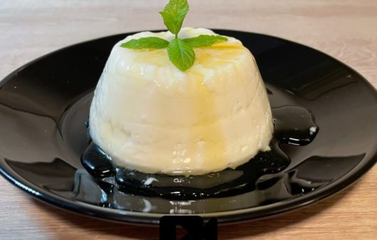 Συνταγή για την κλασική πανακότα. Το ιδανικό επιδόρπιο με πλούσιο άρωμα βανίλιας που ταιριάζει για όλες τις ώρες.