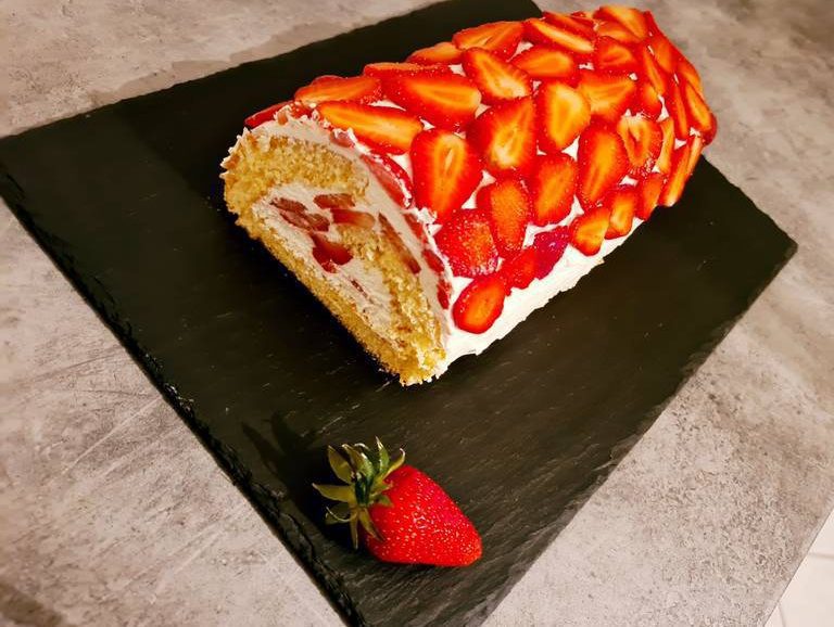 Συνταγή για ελβετικό ρολό φράουλας! Αφράτο, πεντανόστιμο και πολύ δημοφιλές ρολό με άρωμα φράουλας. Δοκιμάστε το!