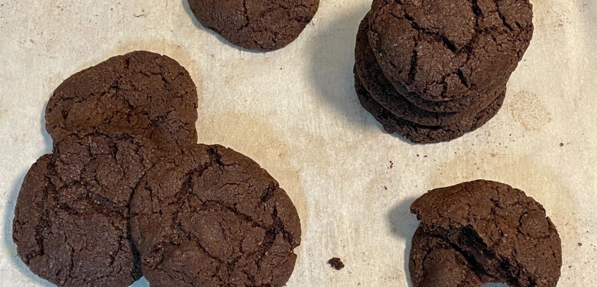 Συνταγή για σοκολατένια cookies κουβερτούρας! Σίγουρα δεν θα μπορείς να σταματήσεις να τρως. Τραγανά με πλούσια σοκολατένια γεύση.