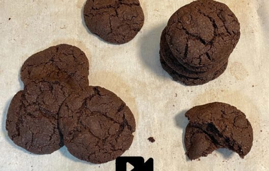 Συνταγή για σοκολατένια cookies κουβερτούρας! Σίγουρα δεν θα μπορείς να σταματήσεις να τρως. Τραγανά με πλούσια σοκολατένια γεύση.