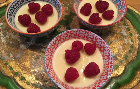 Συνταγή για κρέμα λεμόνι (lemon curd)! Ιδανική για τάρτες, muffin και cupcakes. Απολαύστε την σε φέτα ψωμί, ακόμα και σκέτη.