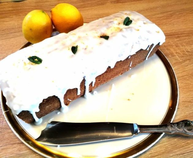Συνταγή για κέικ λεμόνι με γλάσο. Δοκιμάστε το εύκολο και αφράτο κέικ με μοναδικό άρωμα λεμόνι και με φανταστική επικάλυψη.