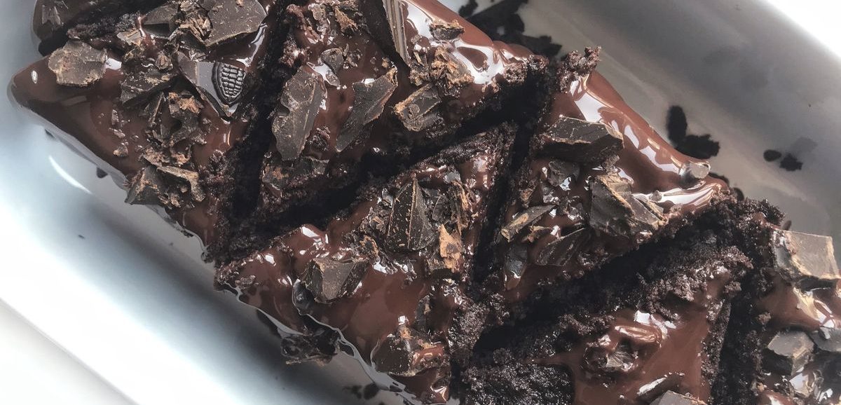 Συνταγή για κέικ σοκολάτας με κόκκινο κρασί. Απόλυτα ζουμερό κέικ με άρωμα κρασιού και εξαιρετικό γλάσο σοκολάτας!