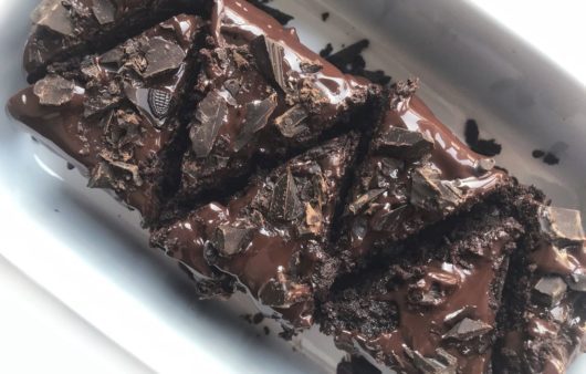 Συνταγή για κέικ σοκολάτας με κόκκινο κρασί. Απόλυτα ζουμερό κέικ με άρωμα κρασιού και εξαιρετικό γλάσο σοκολάτας!