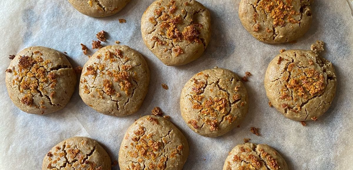 Συνταγή για φανταστικά μπισκότα με ταχίνι και πορτοκάλι. Πλούσια σε γεύση και με φανταστικά αρώματα. Κυριαρχεί το πορτοκάλι και η βανίλια.