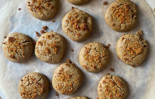 Συνταγή για φανταστικά μπισκότα με ταχίνι και πορτοκάλι. Πλούσια σε γεύση και με φανταστικά αρώματα. Κυριαρχεί το πορτοκάλι και η βανίλια.