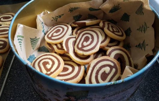 Συνταγή για μπισκότα σπιράλ βανίλια σοκολάτα! Φανταστική ζύμη για τραγανά μπισκότα με ιδιαίτερο σχήμα. Δοκιμάστε τα.