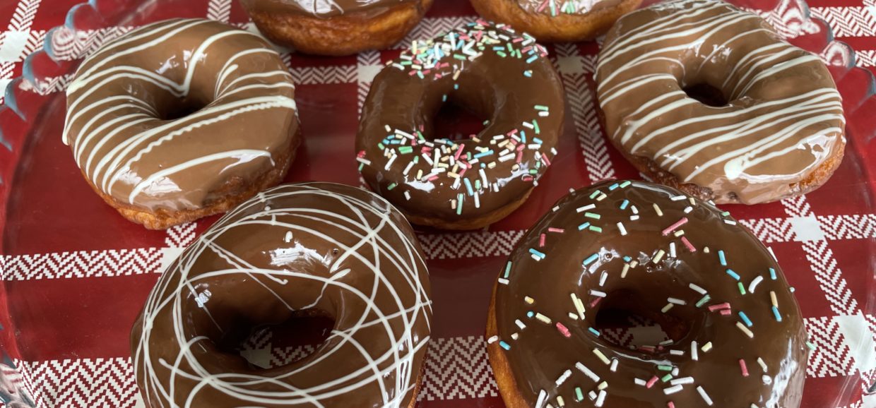 Συνταγή για λαχταριστά ντόνατς! Φτιάξτε τα εύκολα στο σπίτι. Τραγανά από έξω και αφράτα από μέσα. Τα λατρεύουν μικροί και μεγάλοι !