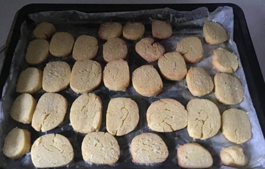 Συνταγή για μπισκότα sable βουτύρου. Φανταστική βουτυρένια και εύκολη ζύμη για τα απόλυτα αρωματικά και τραγανά μπισκότα.