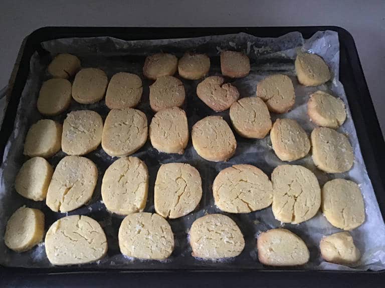 Συνταγή για μπισκότα sable βουτύρου. Φανταστική βουτυρένια και εύκολη ζύμη για τα απόλυτα αρωματικά και τραγανά μπισκότα.