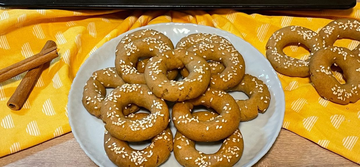 Συνταγή για τέλεια κουλουράκια λαδιού. Με αρώματα κανέλας, γαρίφαλο, πορτοκάλι και επικάλυψη με σουσάμι, θα γίνουν τα αγαπημένα σας.