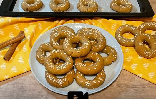 Συνταγή για τέλεια κουλουράκια λαδιού. Με αρώματα κανέλας, γαρίφαλο, πορτοκάλι και επικάλυψη με σουσάμι, θα γίνουν τα αγαπημένα σας.