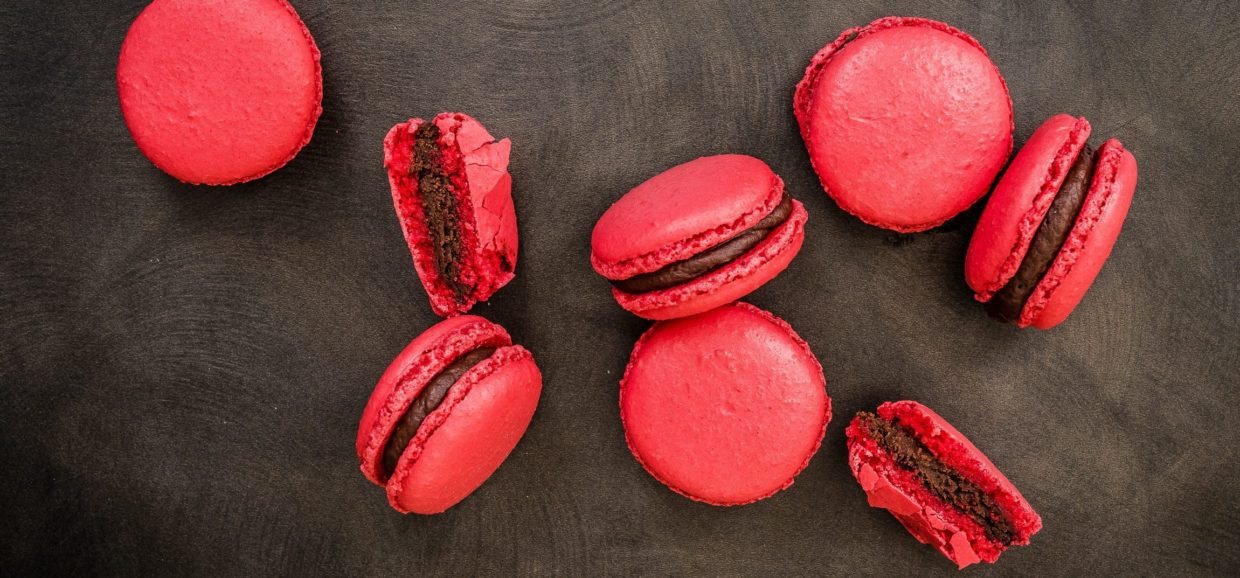 Συνταγή για μακαρόν! Το απόλυτο χρωματιστό Γαλλικό γλυκό με γέμιση σοκολάτας, βουτυρόκρεμας ή μαρμελάδας. Ιδανικό για κέρασμα!