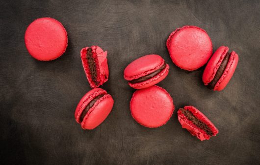 Συνταγή για μακαρόν! Το απόλυτο χρωματιστό Γαλλικό γλυκό με γέμιση σοκολάτας, βουτυρόκρεμας ή μαρμελάδας. Ιδανικό για κέρασμα!