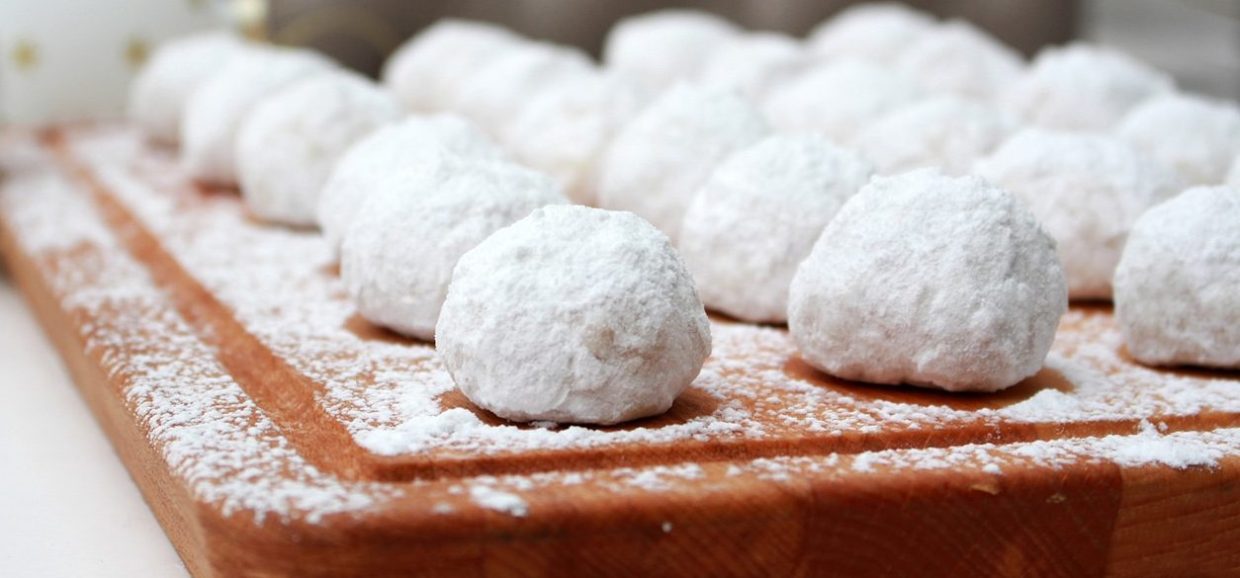 Συνταγή για κουραμπιέδες! Οι απόλυτοι αρωματικοί και αφράτοι κουραμπιέδες που λατρεύει όλη η οικογένεια την περίοδο των Χριστουγέννων.