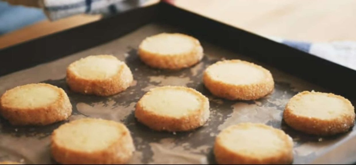Συνταγή για σαμπλέ βανίλιας! Φτιάξτε τα βουτυρένια μπισκότα με άρωμα βανίλιας που θα σας ενθουσιάσουν.