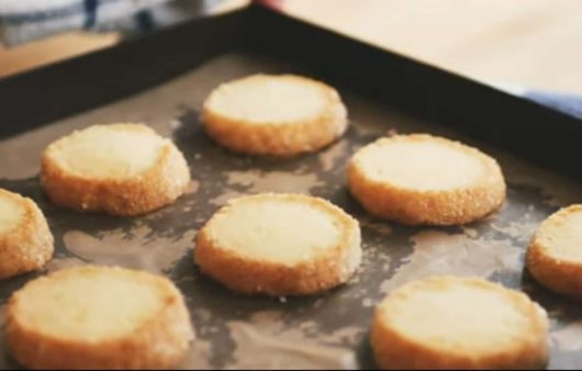 Συνταγή για σαμπλέ βανίλιας! Φτιάξτε τα βουτυρένια μπισκότα με άρωμα βανίλιας που θα σας ενθουσιάσουν.