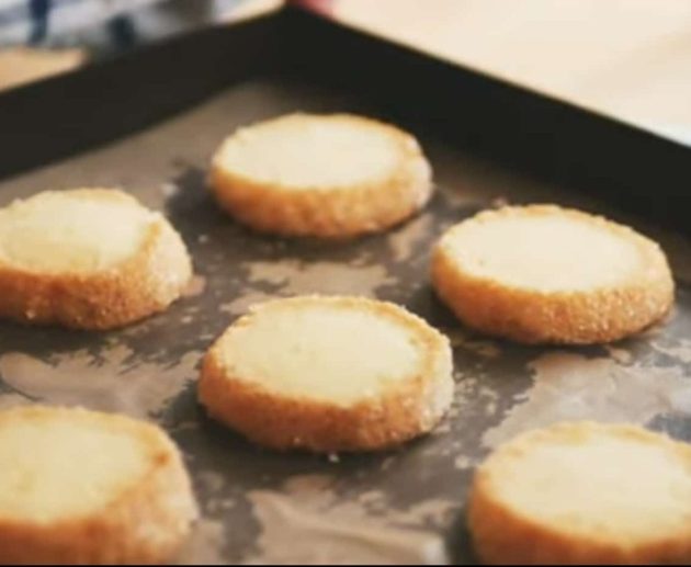 Συνταγή για σαμπλέ βανίλιας! Φτιάξτε τα βουτυρένια μπισκότα με άρωμα βανίλιας που θα σας ενθουσιάσουν.