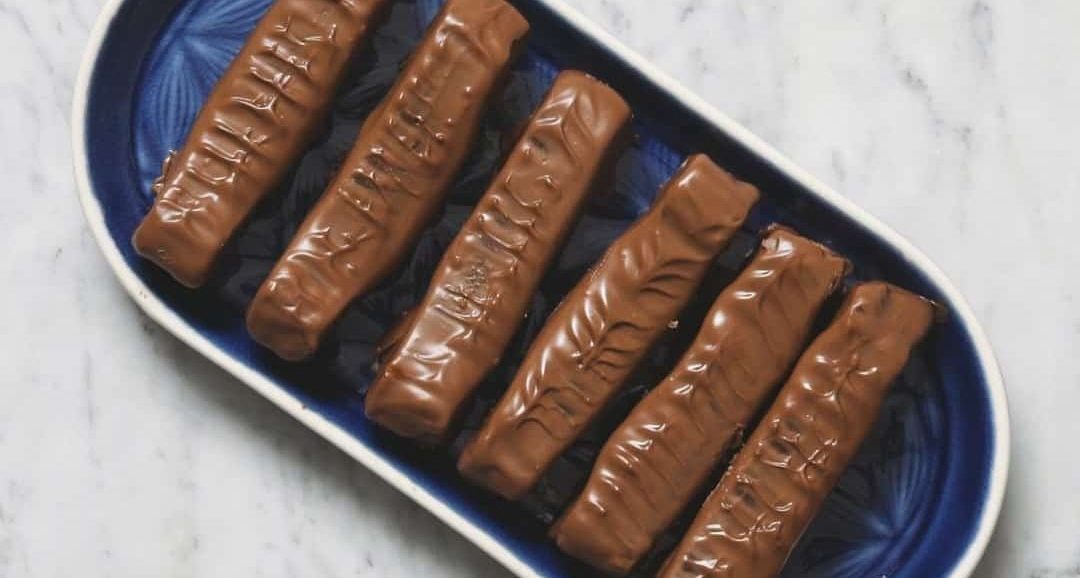 Συνταγή για μπάρες με γεύση twix! Μοναδική βάση, φανταστική καραμέλα και όλο αυτό επικαλυμμένο με σοκολάτα. Δοκιμάστε το.