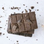 Ας εξερευνήσουμε την ιστορία της σοκολάτας, ποιος είναι ο όρος της, πότε ανακαλύφθηκε και πότε έφτασε στην Ελλάδα.