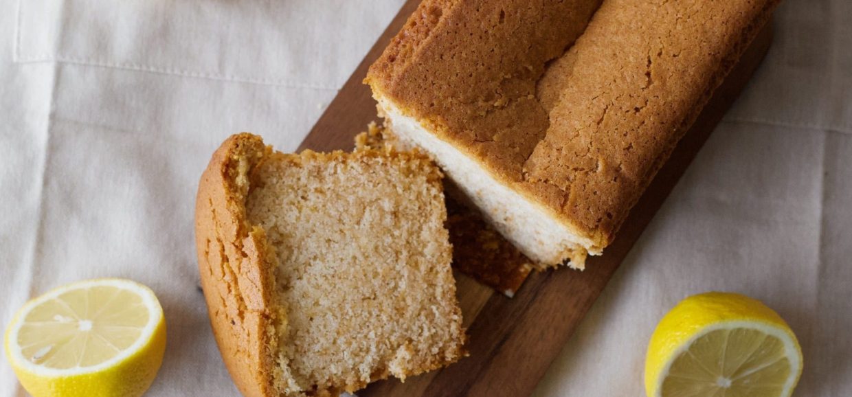 Συνταγή για κέικ λαδιού! Ελαφρύ κέικ λαδιού με άρωμα βανίλια και λεμόνι. Ιδανικό για το πρωϊνό και για σνακ μέσα στη μέρα σας.