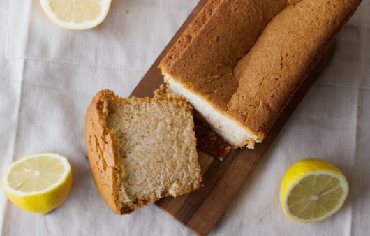 Συνταγή για κέικ λαδιού! Ελαφρύ κέικ λαδιού με άρωμα βανίλια και λεμόνι. Ιδανικό για το πρωϊνό και για σνακ μέσα στη μέρα σας.
