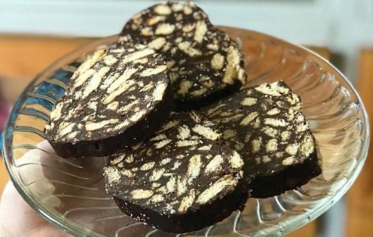 Συνταγή για το παραδοσιακό Κορμό (Μωσαϊκό)! Φτιάξτε σε λίγα λεπτά το βουτυρένιο γλύκισμα με μπισκότα και σοκολάτα.