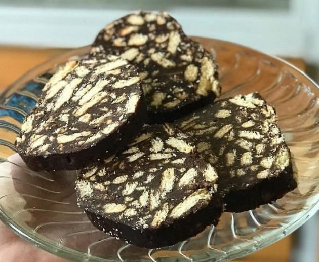 Συνταγή για το παραδοσιακό Κορμό (Μωσαϊκό)! Φτιάξτε σε λίγα λεπτά το βουτυρένιο γλύκισμα με μπισκότα και σοκολάτα.