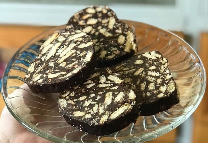 Συνταγή για το παραδοσιακό Κορμό (Μωσαϊκό)! Φτιάξτε σε λίγα λεπτά το βουτυρένιο γλύκισμα με μπισκότα και σοκολάτα.