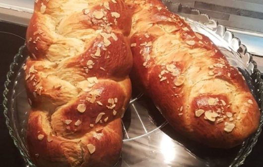 Συνταγή για παραδοσιακό πολίτικο τσουρέκι! Το πιο νόστιμο πασχαλινό αρωματικό τσουρέκι με απλές οδηγίες και απλά υλικά.