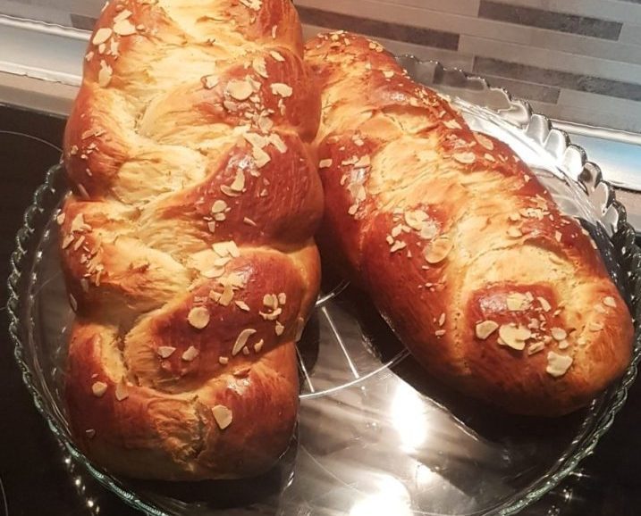 Συνταγή για παραδοσιακό πολίτικο τσουρέκι! Το πιο νόστιμο πασχαλινό αρωματικό τσουρέκι με απλές οδηγίες και απλά υλικά.