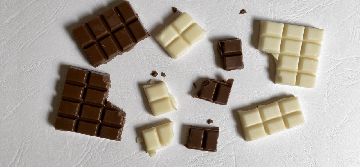 Πόσα είδη σοκολάτας έχουμε? Ανάλογα με το χρώμα εμφανίζονται 4 βασικά είδη σοκολάτας. Η μαύρη, η γάλακτος, η λευκή και η ροζ.