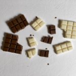 Πόσα είδη σοκολάτας έχουμε? Ανάλογα με το χρώμα εμφανίζονται 4 βασικά είδη σοκολάτας. Η μαύρη, η γάλακτος, η λευκή και η ροζ.