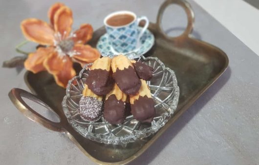 Συνταγή για τα πτι φουρ βουτήματα! Φτιάξτε τα πιο αφράτα βουτήματα. Γεμιστά με μαρμελάδα και με επικάλυψη σοκολάτας. Ο απόλυτος συνδυασμός.