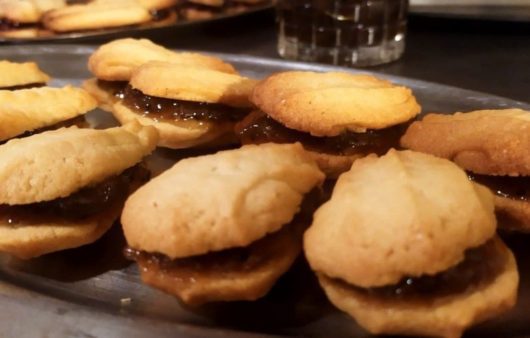 Συνταγή για πτι φουρ βουτήματα! Αφράτα βουτυρένια βουτήματα με γέμιση μαρμελάδας. Ταιριάζουν ιδανικά με τον καφέ και το πρωϊνό μας.