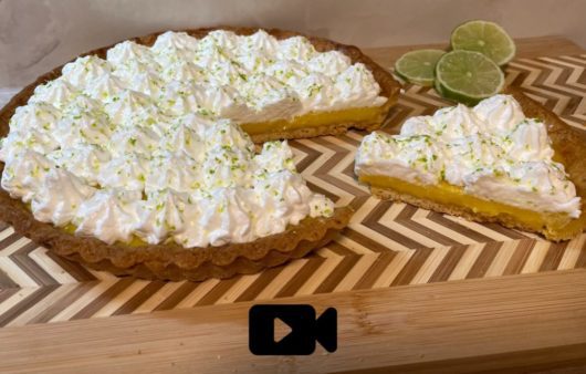 Συνταγή για lemon pie! Η κλασική τάρτα λεμόνι με υπέροχη τραγανή χειροποίητη βάση, βελούδινη κρέμα λεμόνι και γυαλιστερή μαρέγκα.